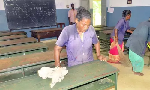 குமரியில் வகுப்பறைகளை சுத்தப்படுத்தும் பணி தீவிரம் குமரியில் வகுப்பறைகளை சுத்தப்படுத்தும் பணி தீவிரம்