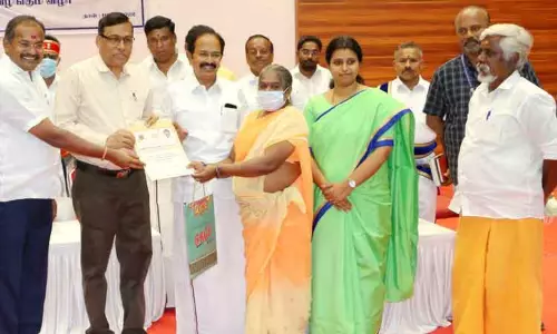 நகர்ப்புற வாழ்விட மேம்பாட்டு வாரியம் சார்பில் மானியத்தில் வீடு கட்டுவதற்கான ஆணை கலெக்டர் கார்மேகம் வழங்கினார் நகர்ப்புற வாழ்விட மேம்பாட்டு வாரியம் சார்பில் மானியத்தில் வீடு கட்டுவதற்கான ஆணை கலெக்டர் கார்மேகம் வழங்கினார்