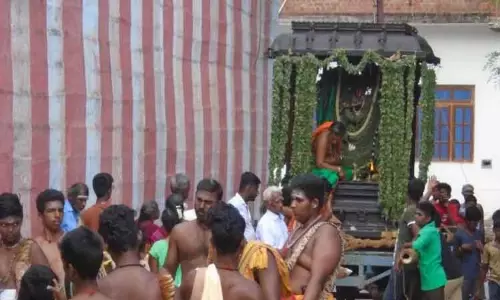 நடராஜர் பச்சை சாத்தி கோலத்தில் வீதி உலா நடராஜர் பச்சை சாத்தி கோலத்தில் வீதி உலா