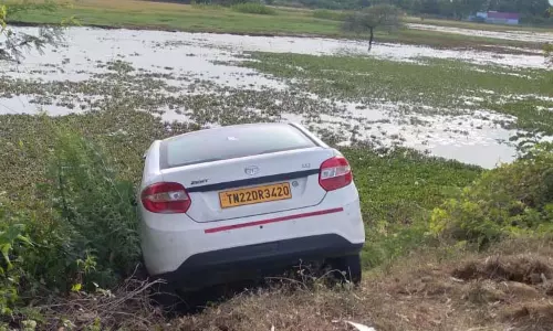 டயர் வெடித்து குளத்துக்குள் பாய்ந்த காரால் பரபரப்பு