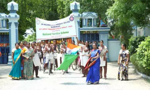 அகிலாண்டேஸ்வரி மகளிர் கல்லூரி சார்பில் சைக்கிள் பேரணி