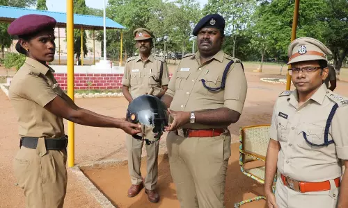 தர்மபுரியில்  ஊர்காவல் படையினருக்கு ஹெல்மெட்  போலீஸ் சூப்பிரண்டு வழங்கினார்