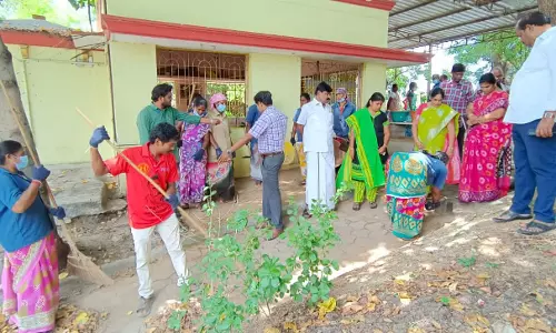 தர்மபுரி ராமக்காள் ஏரிக்கரையில்  தீவிர துப்புரவு முகாம்