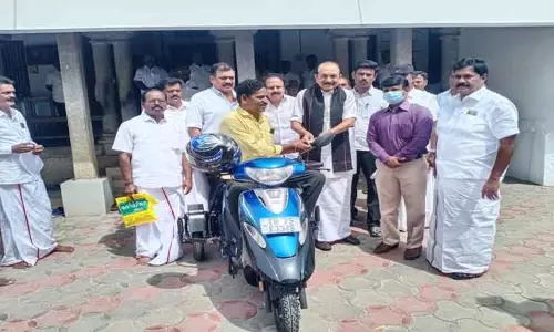 மாற்றுத்திறனாளிக்கு மூன்று சக்கர வாகனம்-வைகோ வழங்கினார் மாற்றுத்திறனாளிக்கு மூன்று சக்கர வாகனம்-வைகோ வழங்கினார்