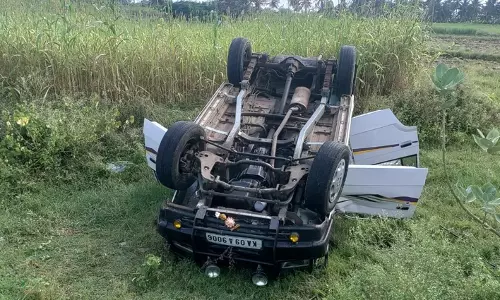 நம்பியூர் அருகே கார் கவிழ்ந்து 7 பேர் படுகாயம்