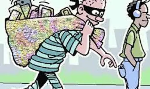 பரமத்தி அருகே  வக்கீல் வீட்டில் 5 பவுன் நகை திருட்டு