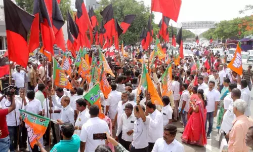 தி.மு.க.-அ.தி.மு.க.-பா.ஜ.க.வினர் போட்டி கோஷமிட்டதால் பரபரப்பு