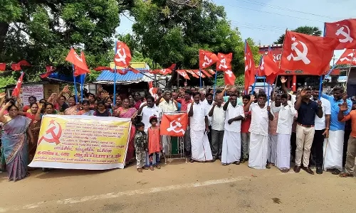 நிவாரணம் வழங்கக்கோரி கம்யூனிஸ்டு கட்சியினர் ஆர்ப்பாட்டம்