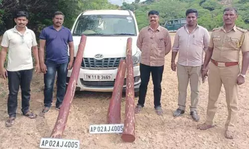 காருடன் செம்மரக்கட்டைகள் பறிமுதல்