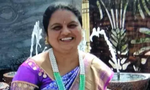 ஓடும் ரெயிலில் இருந்து தவறி விழுந்து வங்கி அதிகாரி மனைவி பலி