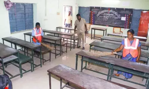 வகுப்பறைகளை சுத்தம் செய்யும் பணி வகுப்பறைகளை சுத்தம் செய்யும் பணி