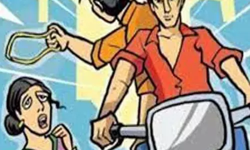 கல்லூரி மாணவியிடம் 4 பவுன் சங்கிலி பறிப்பு கல்லூரி மாணவியிடம் 4 பவுன் சங்கிலி பறிப்பு