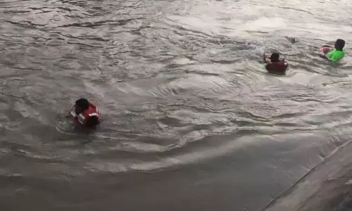 ஆற்றில் தவறி விழுந்த கல்லூரி மாணவர் கதி என்ன? ஆற்றில் தவறி விழுந்த கல்லூரி மாணவர் கதி என்ன?