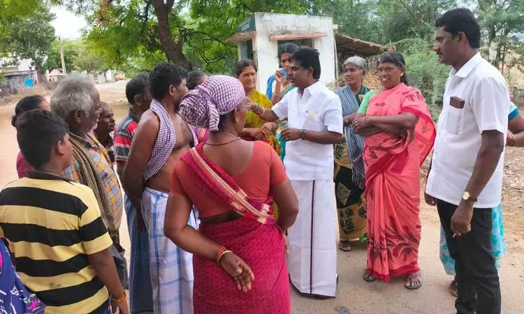 பொதுமக்களிடம் சண்முகையா எம்.எல்.ஏ. குறை கேட்பு பொதுமக்களிடம் சண்முகையா எம்.எல்.ஏ. குறை கேட்பு