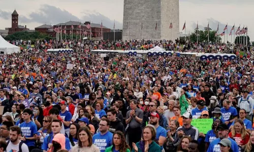 அமெரிக்காவின் துப்பாக்கி வன்முறைக்கு எதிராக மக்கள் பிரமாண்ட பேரணி அமெரிக்காவின் துப்பாக்கி வன்முறைக்கு எதிராக மக்கள் பிரமாண்ட பேரணி