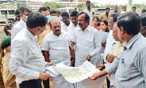 கிளாம்பாக்கம் பஸ் நிலையத்தில் அமைச்சர் ஆய்வு கிளாம்பாக்கம் பஸ் நிலையத்தில் அமைச்சர் ஆய்வு
