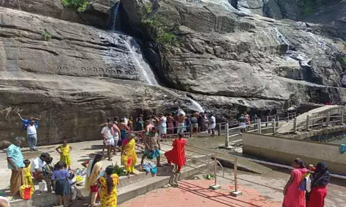 குற்றாலத்தில் தண்ணீர் வரத்து குறைந்தது