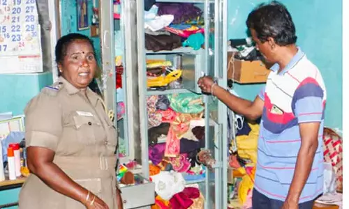 மின்வாரிய ஊழியர் வீட்டின் பூட்டை உடைத்து நகை, பணம் திருட்டு