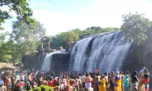 குமரி சுற்றுலா தலங்களில் அலைமோதிய மக்கள் கூட்டம்...!
