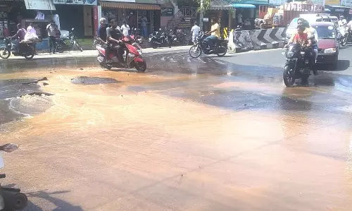 குழாய் உடைந்து சாலையில் பெருக்கெடுத்து ஓடிய குடிநீர்