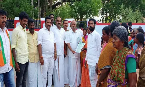 பா.ஜனதா சாதனை விளக்க துண்டுபிரசுரம் வினியோகம் பா.ஜனதா சாதனை விளக்க துண்டுபிரசுரம் வினியோகம்