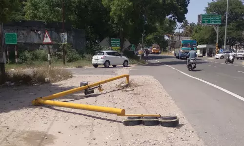 விழுந்து போனது சிக்னல்... விபத்து ஏற்படும் அபாயம்