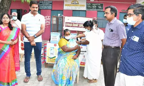 ஒரே நாளில் 43,811 பேருக்கு கொரோனா தடுப்பூசி ஒரே நாளில் 43,811 பேருக்கு கொரோனா தடுப்பூசி