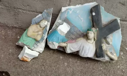 தேவாலய வளாகத்தில் சிலைகள் உடைப்பு தேவாலய வளாகத்தில் சிலைகள் உடைப்பு