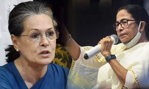 சோனியா காந்தி விரைவில் குணமடைந்து பொது வாழ்க்கைக்கு திரும்ப பிரார்த்திக்கிறோம் - மம்தா பானர்ஜி டுவீட் சோனியா காந்தி விரைவில் குணமடைந்து பொது வாழ்க்கைக்கு திரும்ப பிரார்த்திக்கிறோம் - மம்தா பானர்ஜி டுவீட்