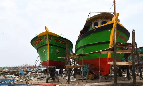 மீன் பிடி தடைகாலம் நாளையுடன் முடிவு; ஆழ்கடலுக்கு செல்வதற்கான ஆயத்த பணிகளில் மீனவர்கள் தீவிரம்