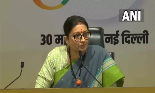 காங்கிரஸ் தலைவா்களின் ஊழல் அம்பலமாகி விட்டதால் தெருவில் இறங்கி போராடுகின்றனா் -  ஸ்மிருதி இரானி பரபரப்பு குற்றச்சாட்டு