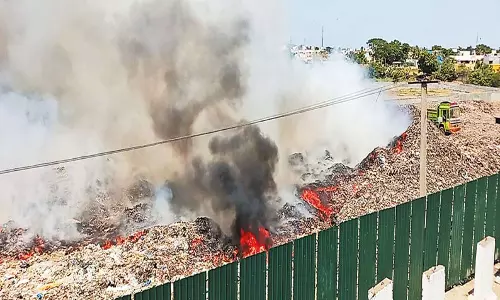 குன்றத்தூரில் குப்பை கிடங்கில் கொழுந்து விட்டு எரிந்த தீ; புகை மூட்டத்தால் பொதுமக்கள் அவதி குன்றத்தூரில் குப்பை கிடங்கில் கொழுந்து விட்டு எரிந்த தீ; புகை மூட்டத்தால் பொதுமக்கள் அவதி