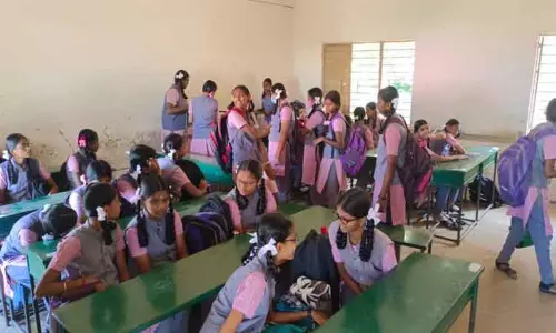தென்காசி மாவட்டத்தில் 1,289 பள்ளிக்கூடங்கள் திறப்பு; மாணவ-மாணவிகள் உற்சாகத்துடன் வருகை