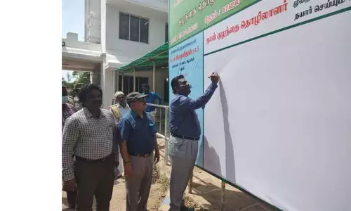 தேனி கலெக்டர் அலுவலகத்தில்  குழந்தை தொழிலாளர் எதிர்ப்பு கையெழுத்து இயக்கம் தேனி கலெக்டர் அலுவலகத்தில்  குழந்தை தொழிலாளர் எதிர்ப்பு கையெழுத்து இயக்கம்