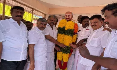 சுரண்டையில் காமராஜர் சிலைக்கு ஜி.கே.வாசன் மாலை அணிவித்து மரியாதை