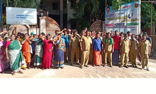 கம்பம் நகராட்சி அலுவலகத்தை தூய்மை பணியாளர்கள் முற்றுகை கம்பம் நகராட்சி அலுவலகத்தை தூய்மை பணியாளர்கள் முற்றுகை