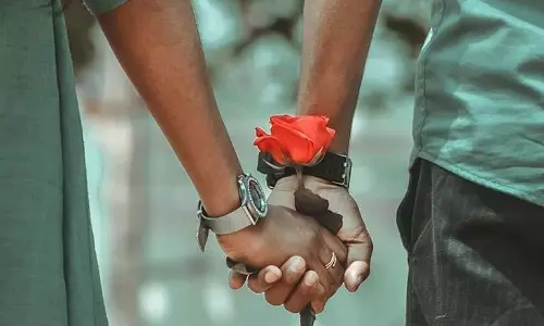 வடமதுரை போலீஸ் நிலையத்தில் 2 காதல் ஜோடிகள் தஞ்சம்