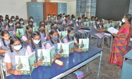 மாணவ-மாணவிகளுக்கு உற்சாக வரவேற்பு