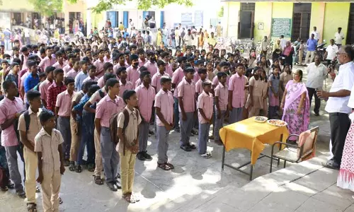 கோடை விடுமுறை முடிந்து பள்ளிகள் திறக்கப்பட்டன கோடை விடுமுறை முடிந்து பள்ளிகள் திறக்கப்பட்டன