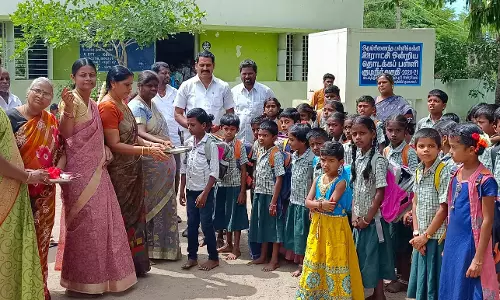 தர்மபுரி மாவட்டம் முழுவதும் பள்ளிகள் திறப்பு  மாணவ-மாணவிகளுக்கு ஆரத்தி எடுத்து வரவேற்பு