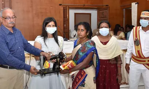 ரூ.1¾ லட்சத்தில் நலத்திட்ட உதவிகள் கலெக்டர் காயத்ரி கிருஷ்ணன் வழங்கினார் ரூ.1¾ லட்சத்தில் நலத்திட்ட உதவிகள் கலெக்டர் காயத்ரி கிருஷ்ணன் வழங்கினார்