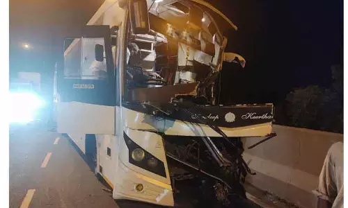 முன்னால் சென்ற லாரி மீது ஆம்னி பஸ் மோதி 7 பேர் காயம்