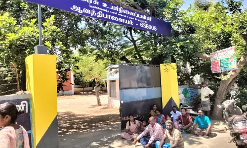 ஆவத்திபாளையம் அரசு உயர்நிலைப்பள்ளி  நுழைவுவாயிலில் அமர்ந்து பெற்றோர் திடீர் தர்ணா  போலீசார் பேச்சுவார்த்தை