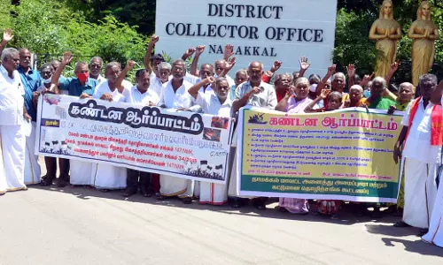 நாமக்கல் கலெக்டர் அலுவலகம் முன்  அமைப்புசாரா, கட்டுமான தொழிலாளர்கள் ஆர்ப்பாட்டம்