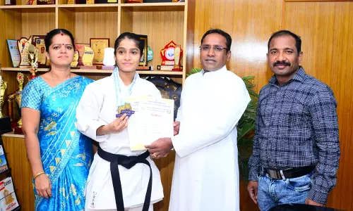 கராத்தே போட்டியில் மாணவி சாதனை