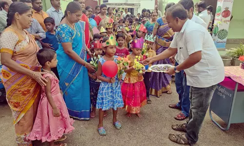 மாணவர்களுக்கு வரவேற்பு மாணவர்களுக்கு வரவேற்பு