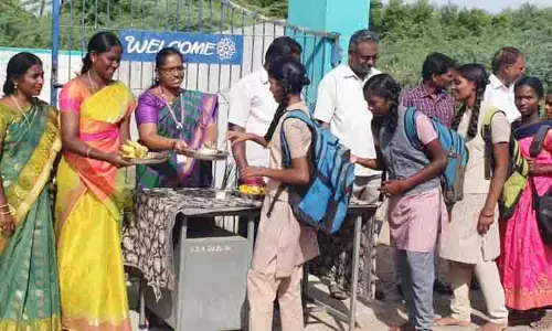 மாவட்டங்களில் 1 முதல் 10-ம் வகுப்புகளுக்கு பள்ளிகள் திறப்பு மாவட்டங்களில் 1 முதல் 10-ம் வகுப்புகளுக்கு பள்ளிகள் திறப்பு