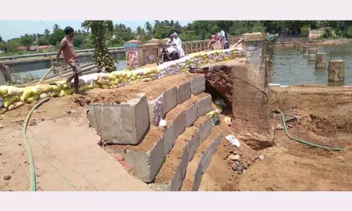 சரிந்து விழுந்த அய்யம்பேட்டை-கணபதி அக்ரகாரம் சாலையை சீரமைக்க வேண்டும்