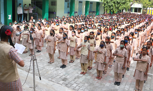 சேலம் மாவட்டத்தில் 2,398 பள்ளிகள் திறப்பு: மாணவர்களுக்கு உற்சாகமாக வரவேற்பு சேலம் மாவட்டத்தில் 2,398 பள்ளிகள் திறப்பு: மாணவர்களுக்கு உற்சாகமாக வரவேற்பு