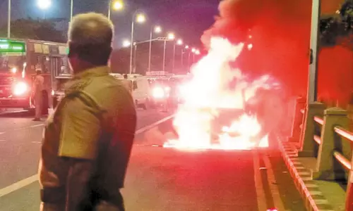 கண்ணகி சிலை அருகே திடீரென தீப்பிடித்து எரிந்த கார்